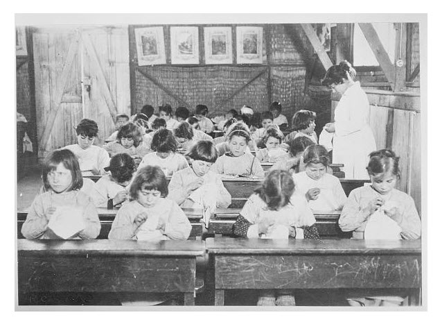 182. Παιδιά Προσφύγων σε μάθημα ραπτικής στη Θεσσαλονίκη το 1921.